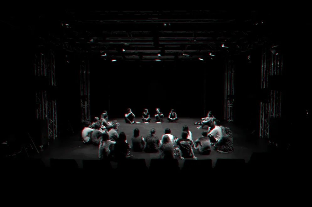 The whole circle seen from the back of the hall